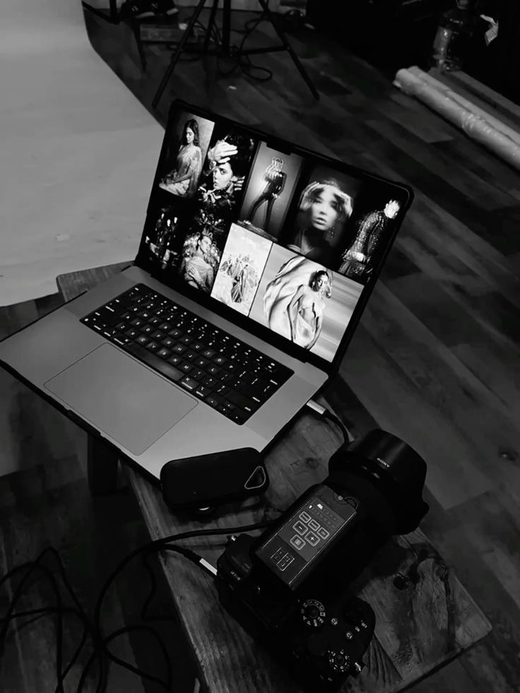 Postazione di produzione fotografica con laptop e fotocamera professionale