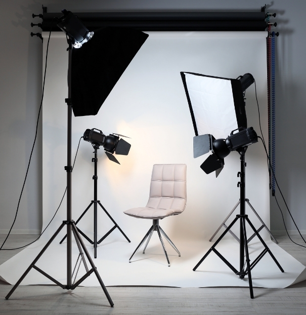 Set fotografico professionale con luci da studio e fondale bianco