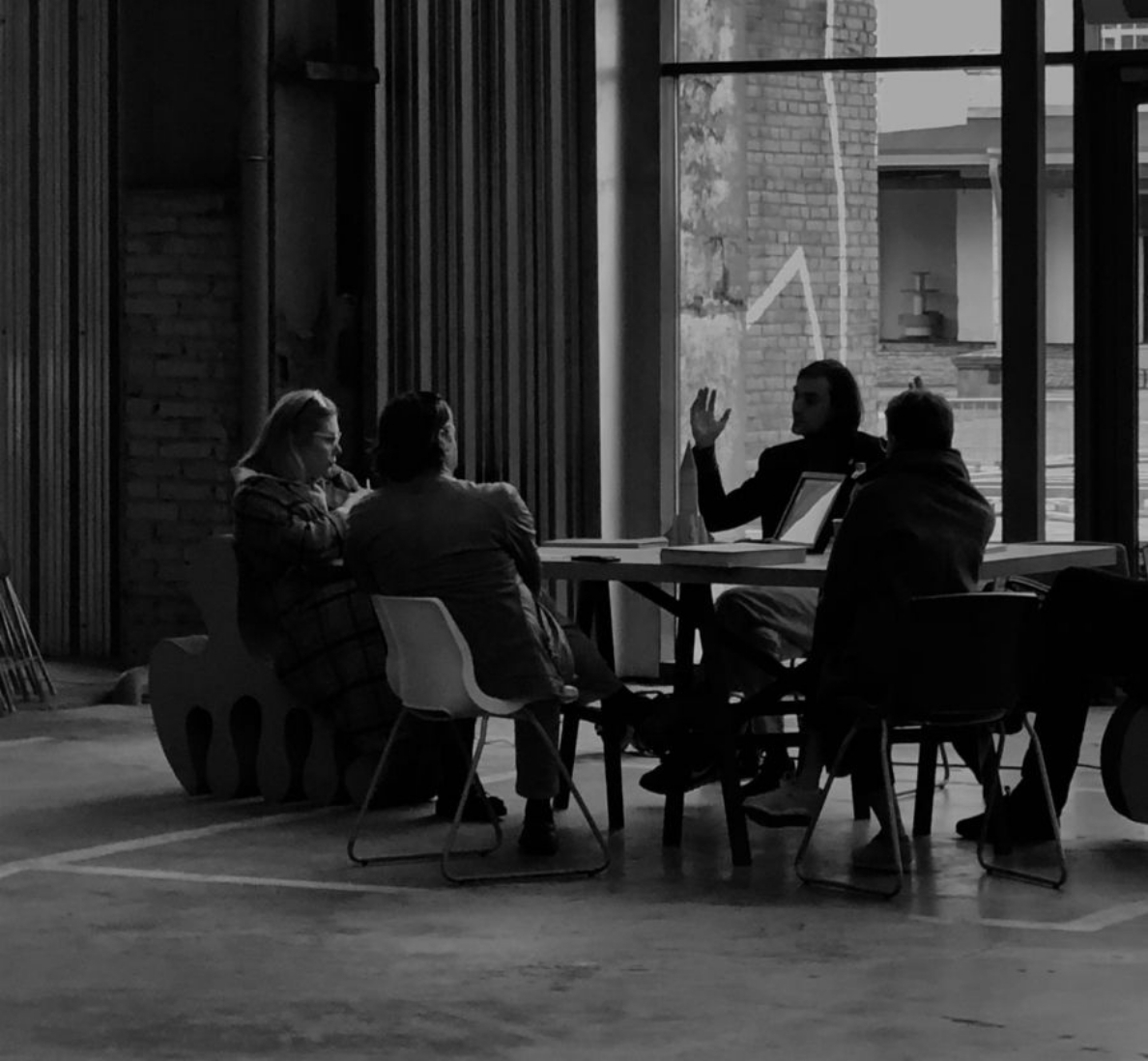 Consulenza strategica tra professionisti durante un incontro di lavoro