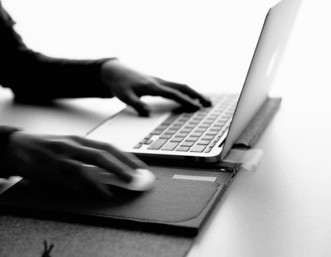 Professionista al lavoro su laptop per la gestione di un progetto web