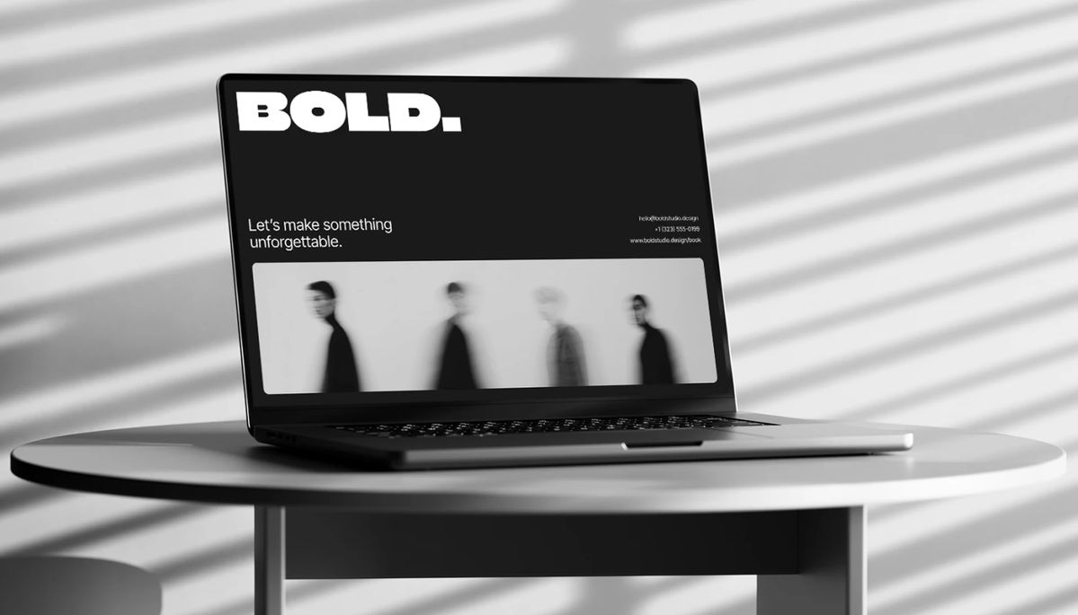 Laptop con sito web aperto su scrivania, concept di progettazione di landing page e siti web.